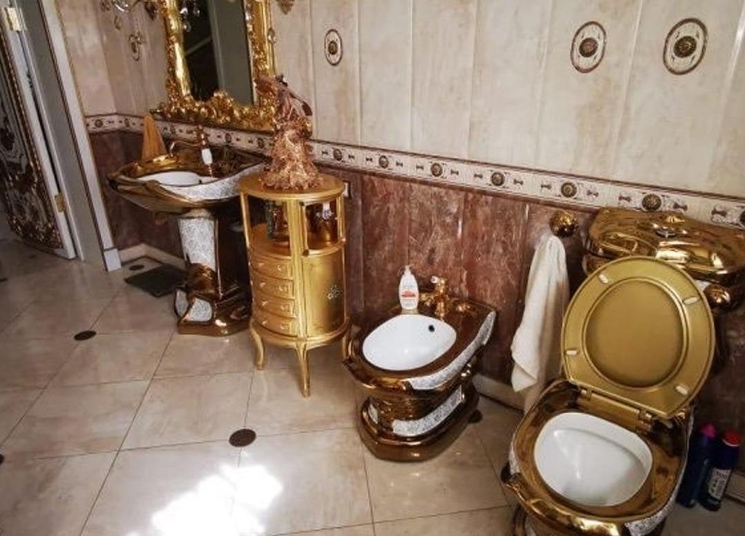Rus trafik polisinin evinden altın kaplama tuvalet &ccedil;ıktı