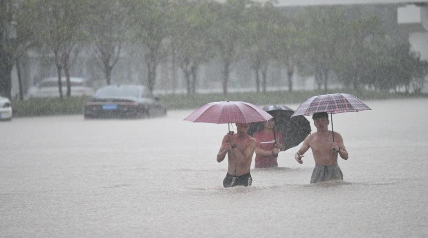 &Ccedil;in'de rekor yağış: Zhengzhou kentinde en az 12 kişi &ouml;ld&uuml;, kent metrosunu sel suları bastı
