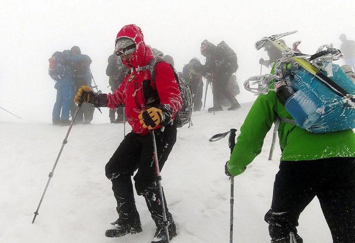 Türk ve İsrailli dağcılar, yaz ortasında tipiye yakalandı G1