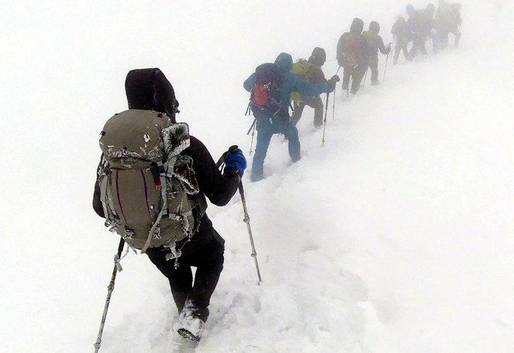 Türk ve İsrailli dağcılar, yaz ortasında tipiye yakalandı G2