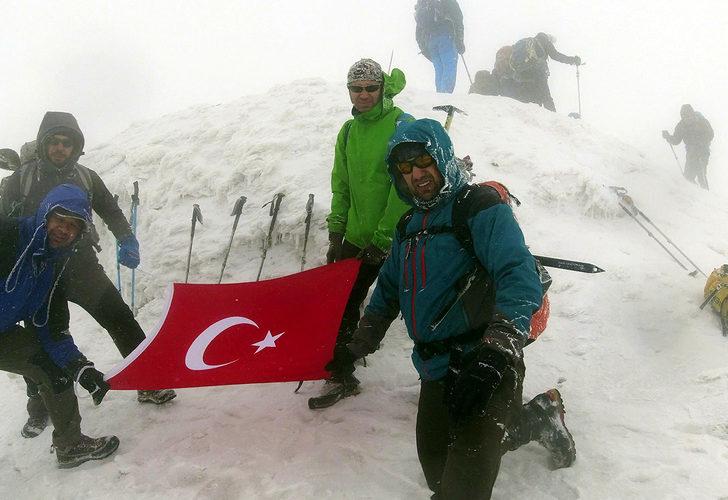 Türk ve İsrailli dağcılar, yaz ortasında tipiye yakalandı G3