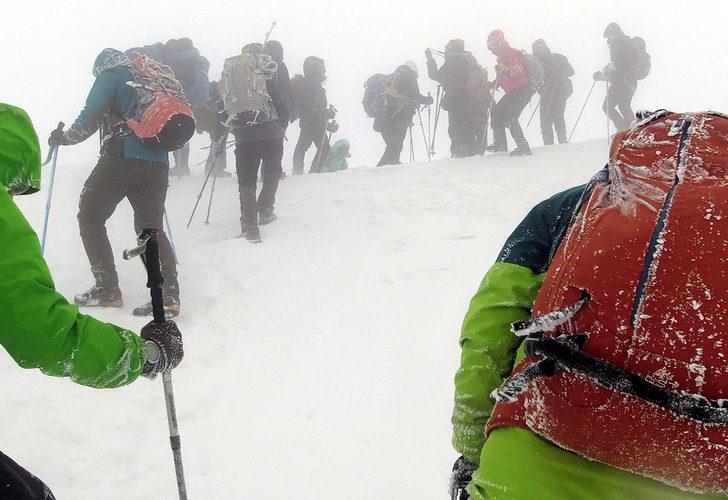 Türk ve İsrailli dağcılar, yaz ortasında tipiye yakalandı G4