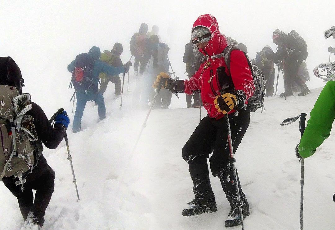 T&uuml;rk ve İsrailli dağcılar, yaz ortasında tipiye yakalandı