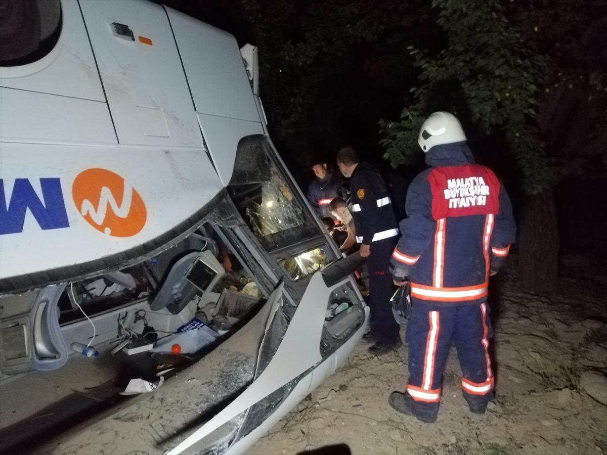 Malatya'da şarampole devrilen yolcu otob&uuml;s&uuml;ndeki 5 kişi yaralandı