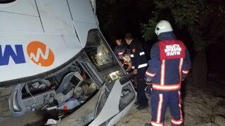 Malatya'da şarampole devrilen yolcu otobüsündeki 5 kişi yaralandı