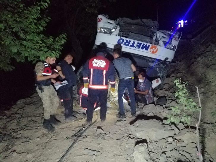 Malatya'da şarampole devrilen yolcu otobüsündeki 5 kişi yaralandı G3