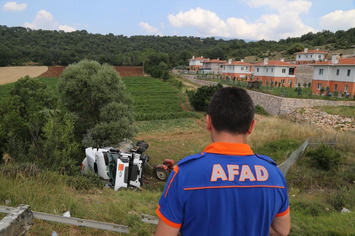 Bolu'da bariyerlere &ccedil;arpan LPG tankeri tarlaya yuvarlandı: 1 yaralı