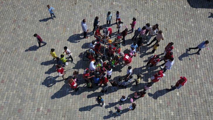 Van'da Kızılay gönüllülerinden çocuklara atlı karınca sürprizi G1