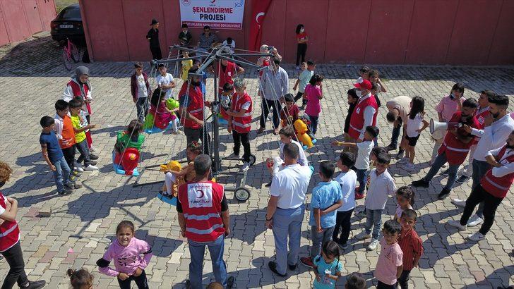 Van'da Kızılay gönüllülerinden çocuklara atlı karınca sürprizi G2