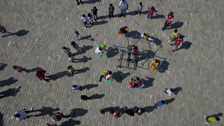 Van'da Kızılay gönüllülerinden çocuklara atlı karınca sürprizi G3