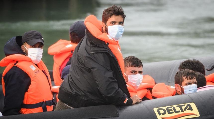 Manş Denizi'ni ge&ccedil;erek İngiltere'ye ulaşan g&ouml;&ccedil;menlerin akıbeti ne olacak?