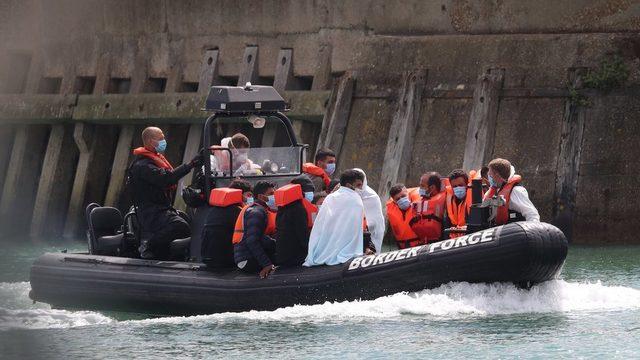 Sınır koruma birlikleri Dover limanına göçmenleri taşıyor.