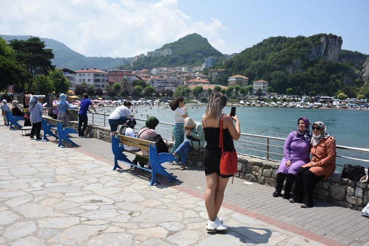 Tarihi ve doğal güzellikleriyle ünlü Amasra bayramda tatilcilerin akınına uğradı G2