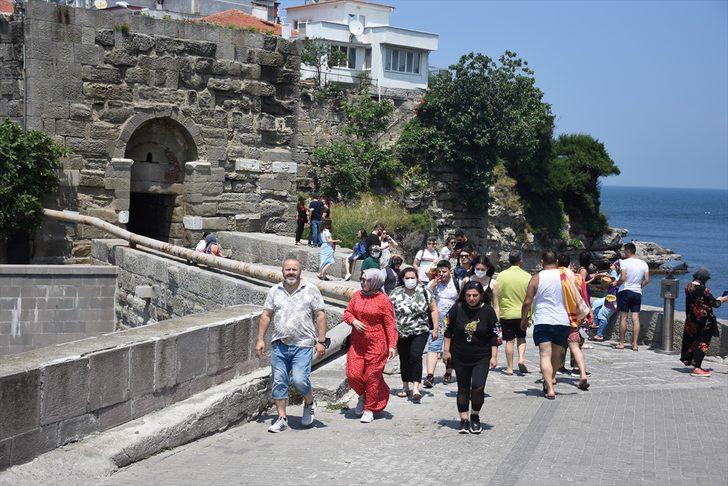 Tarihi ve doğal güzellikleriyle ünlü Amasra bayramda tatilcilerin akınına uğradı G4
