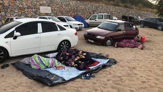 İlginç görüntüler! Otellerde yer kalmayınca buldukları yere yattılar