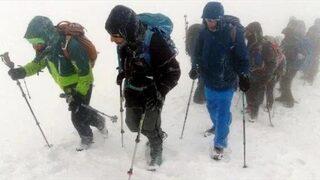 Ağrı Dağı'na tırmanan bir grup dağcı, yakalandıkları tipiye rağmen zirve yapmayı başardı