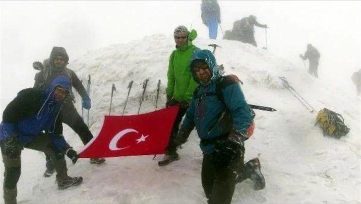 Ağrı Dağı'na tırmanan bir grup dağcı, yakalandıkları tipiye rağmen zirve yapmayı başardı G2