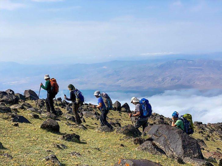 Ağrı Dağı'na tırmanan bir grup dağcı, yakalandıkları tipiye rağmen zirve yapmayı başardı G3