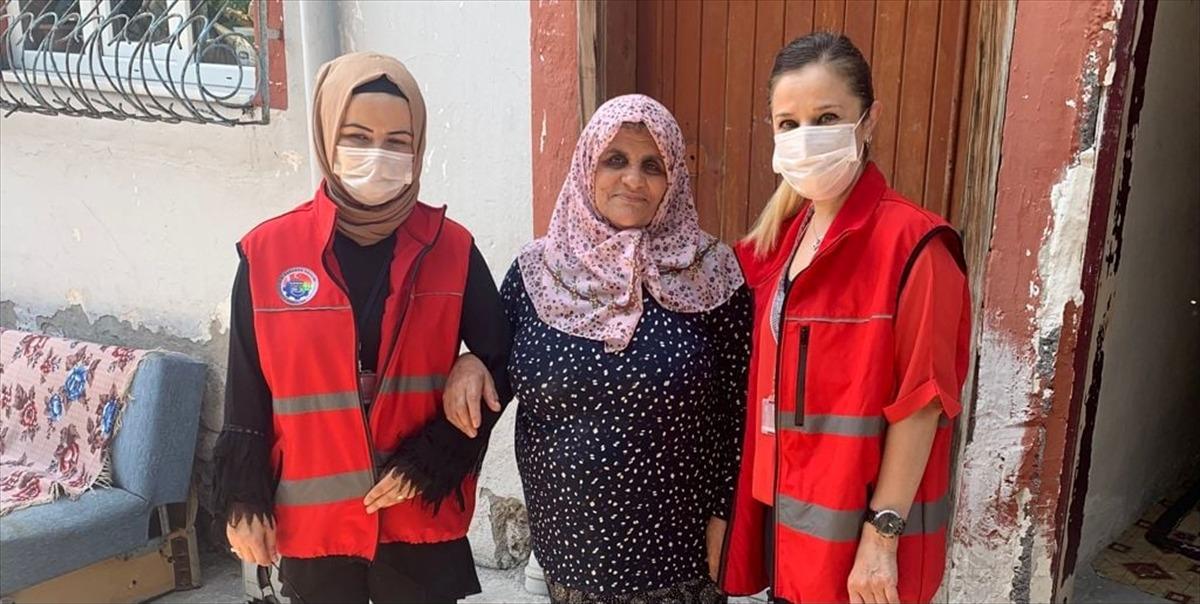 Karab&uuml;k'te evinde tek başına yaşayan yaşlılar bayramda unutulmadı