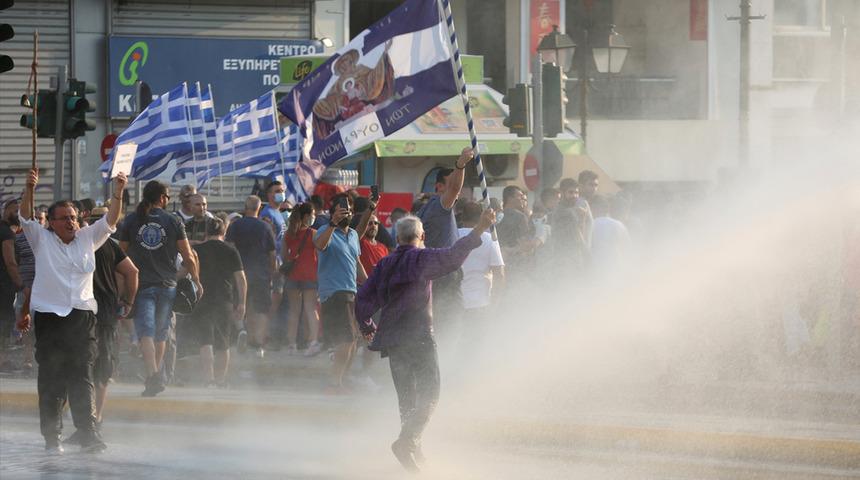 Yunanistan’da aşı karşıtları polisle çatıştı