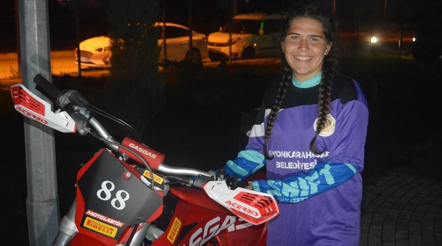 Dünya Kadınlar Motokros Şampiyonası'nda Türkiye'yi temsil edecek Yıldırım, sanatçı İrem Derici'yle buluştu