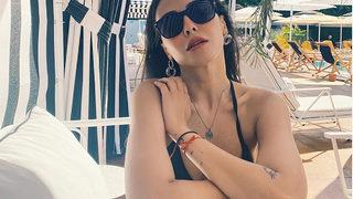 Dilara Aksüyek tenis kortunda siyah mayosuyla poz verdi!