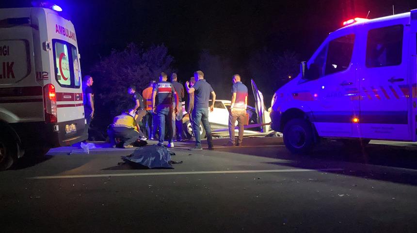 Afyonkarahisar'da 5 aracın karıştığı kazada 2'si &ccedil;ocuk 4 &ouml;l&uuml;, 2 yaralı