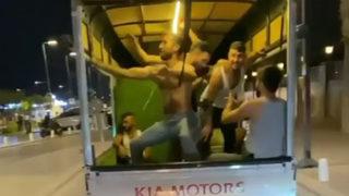 Eğlencenin dozunu kaçırıp, kamyonet kasasında kendilerinden geçtiler
