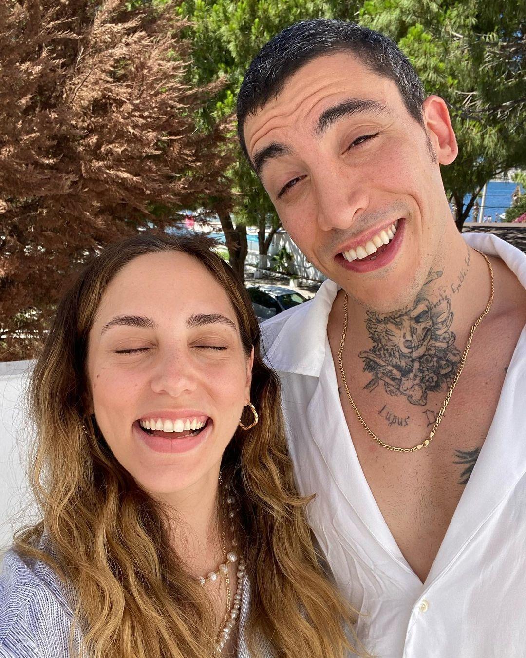 &Ouml;yk&uuml; Karayel ile Can Bonomo &Ccedil;eşme'de g&ouml;r&uuml;nt&uuml;lendi 