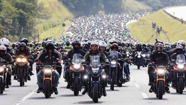 Bolsonaro (ortada), Haziran 2021'de hiçbiri maske takmamış motosikletli destekçileriyle birlikte.