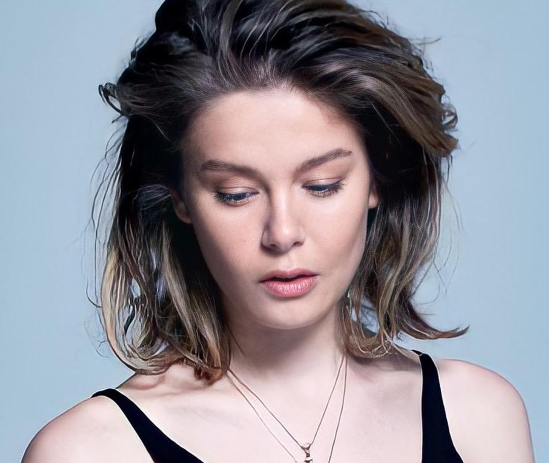 Camdaki Kız'ın starı Burcu Biricik eşiyle plajda g&ouml;r&uuml;nt&uuml;lendi