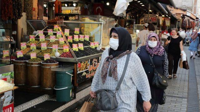 pazarda alışveriş yapan kadınlar