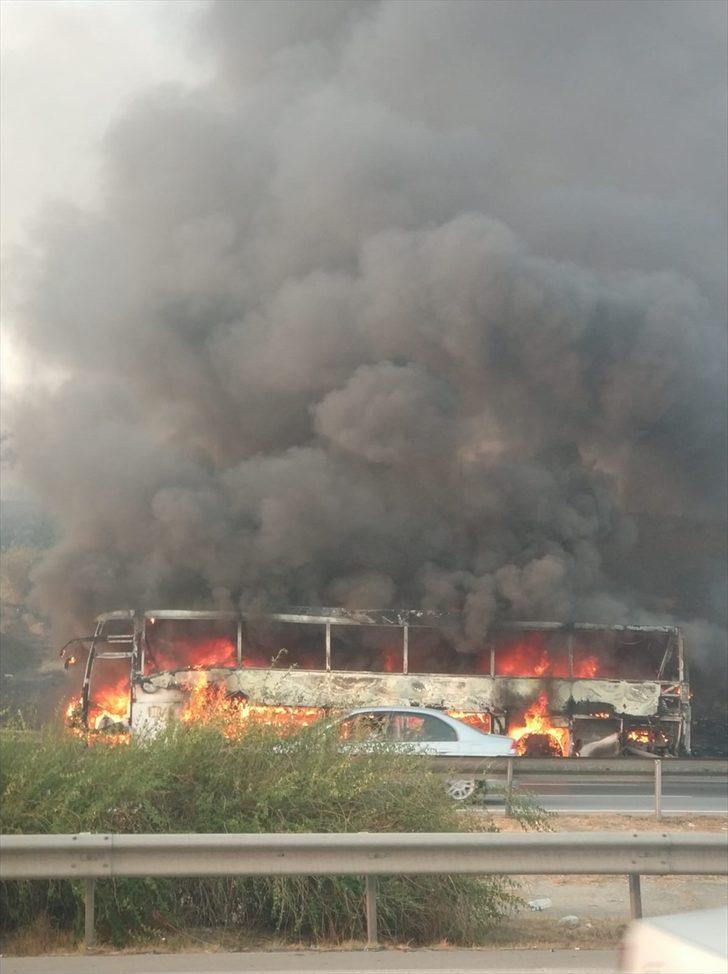 Mersin'de seyir halindeki yolcu otobüsü yandı G2