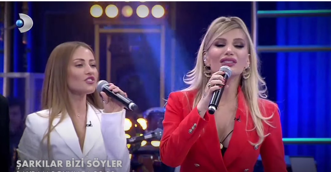 Şarkılar Bizi S&ouml;yler'e Derya Uluğ damga vurdu! G&uuml;&ccedil;l&uuml; sesi ve kıyafeti g&uuml;ndem oldu