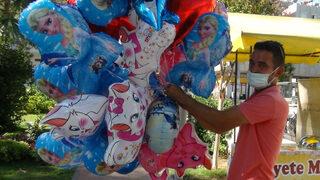 Çocuk mezarlarını süsleyen baloncunun telefonları susmuyor: Gurur verici bir şey