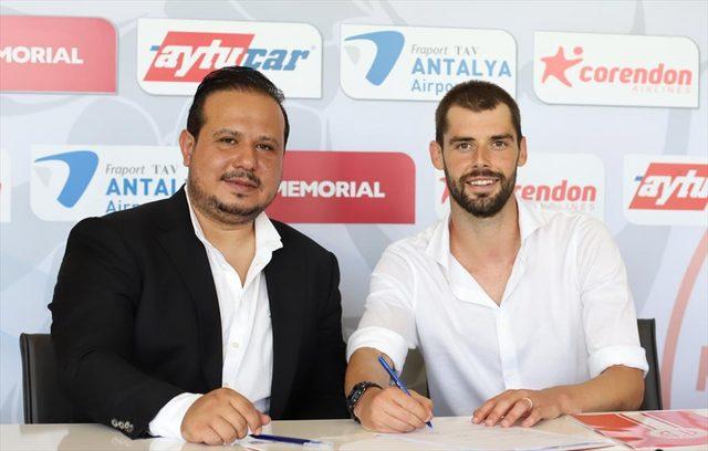 Antalyaspor, İtalyan futbolcu Andrea Poli ile sözleşme imzaladı