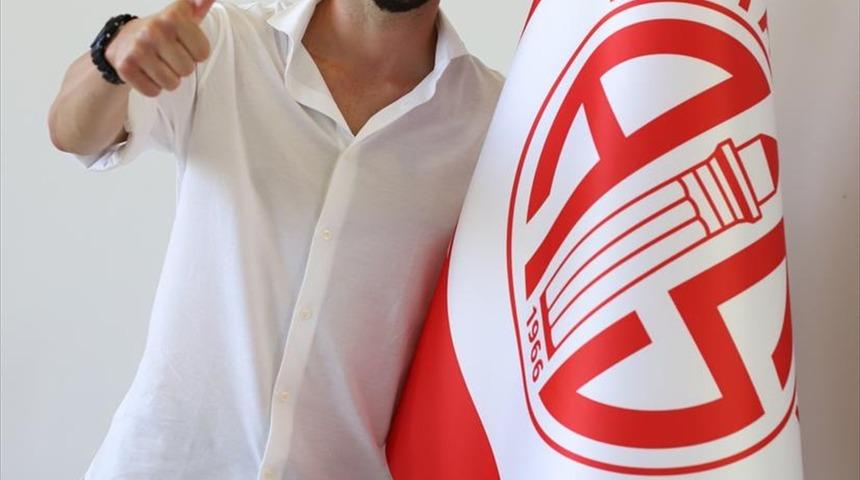 Antalyaspor, İtalyan futbolcu Andrea Poli ile sözleşme imzaladı