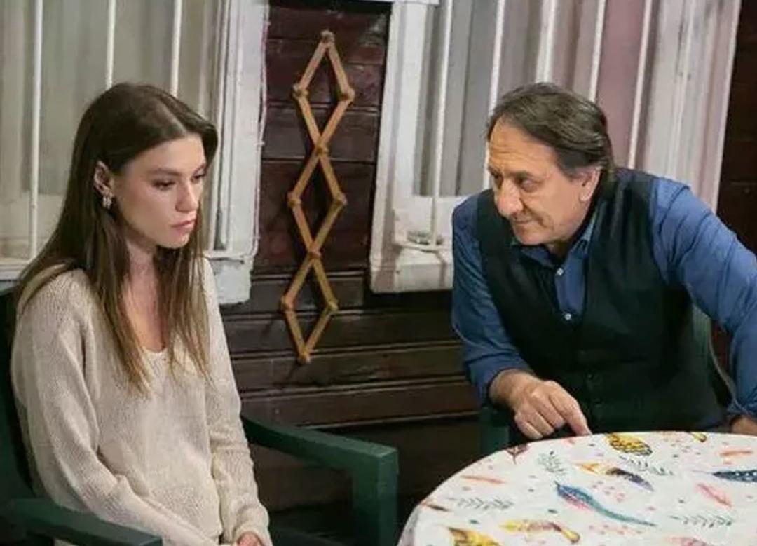 Arka Sokaklar'ın Zeliş'i Y&uuml;sra Geyik'ten parlak bikinili dans şov!