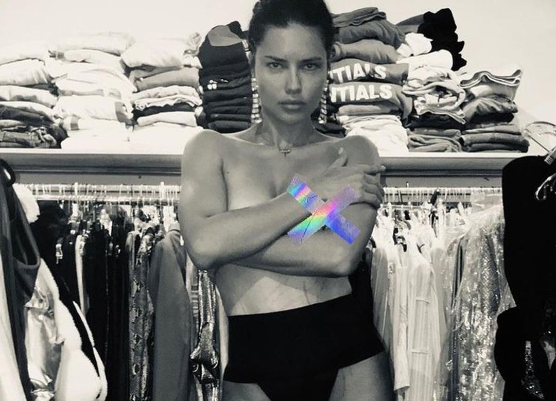 Adriana Lima'dan olay poz! Sahilde &ccedil;ırıl&ccedil;ıplak... 