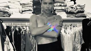 Adriana Lima'dan olay poz! Sahilde çırılçıplak... 