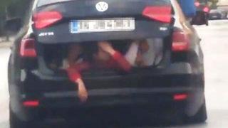 Otomobilin bagajındaki çocukların tehlikeli yolculuğu kamerada