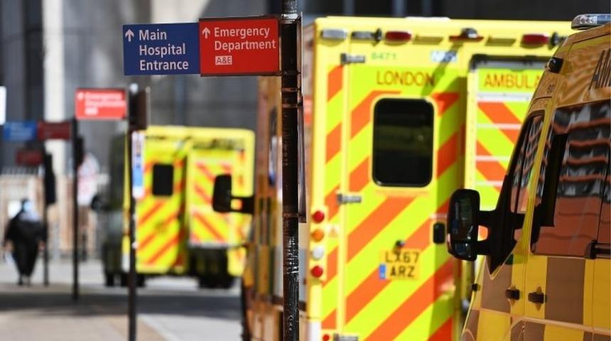 Covid: D&uuml;nyada vakalar neden artıyor, aşılar etkisiz mi, vaka sayısı artık ne kadar &ouml;nemli?