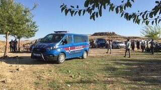 Şanlıurfa'da Atatürk Baraj Gölü'ne giren 3 kardeşten biri hayatını kaybetti, 2'si kayboldu