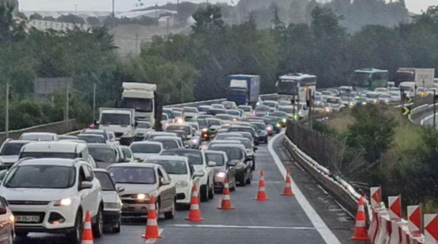 TEM'de TIR devrildi! İstanbul istikameti trafiğe kapandı