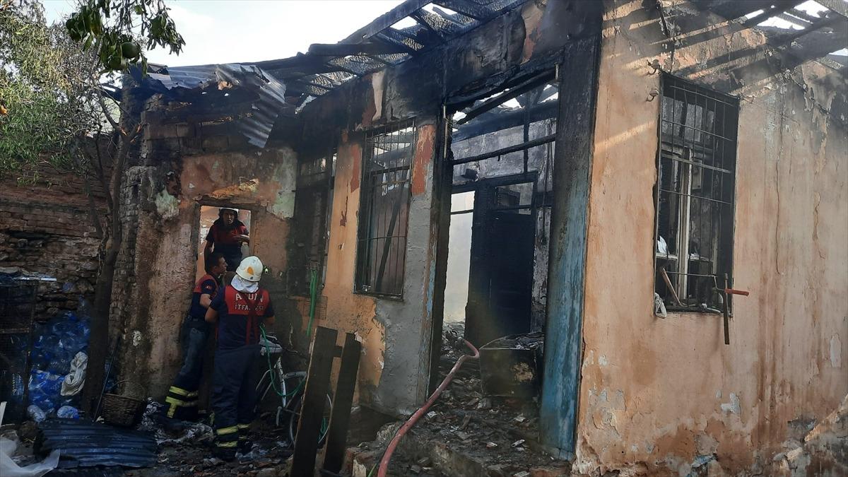 Aydın'da &ccedil;ıkan yangında bir ev kullanılamaz hale geldi