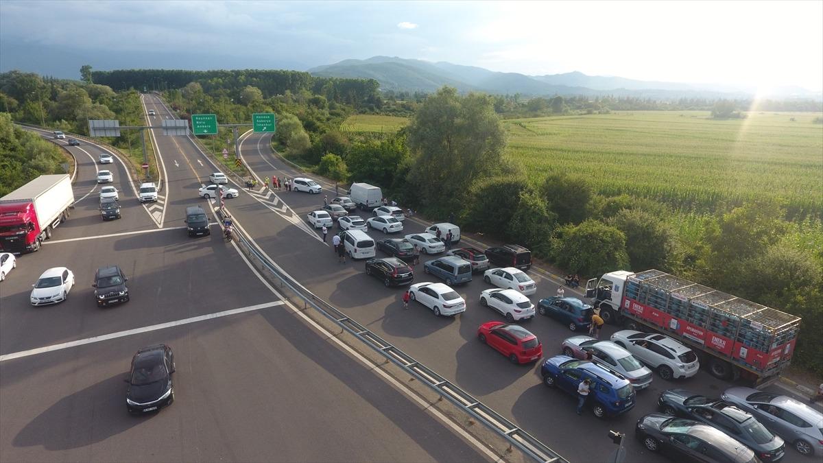G&Uuml;NCELLEME - Anadolu Otoyolu'nda otomobille &ccedil;arpışan tır devrildi: 1 yaralı