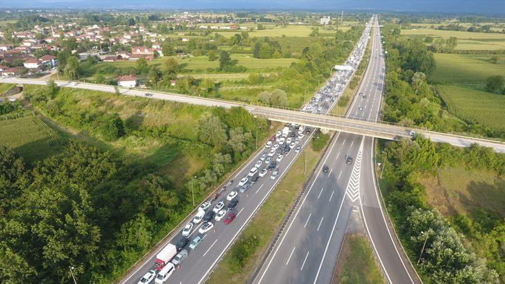 GÜNCELLEME - Anadolu Otoyolu'nda otomobille çarpışan tır devrildi: 1 yaralı G2