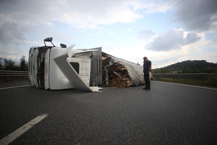 GÜNCELLEME - Anadolu Otoyolu'nda otomobille çarpışan tır devrildi: 1 yaralı G4