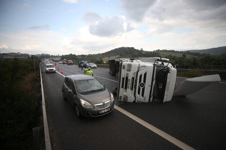 GÜNCELLEME - Anadolu Otoyolu'nda otomobille çarpışan tır devrildi: 1 yaralı G5