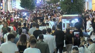 Kurban Bayramı'nın son gününde vatandaşlar İstiklal Caddesi'ne akın etti